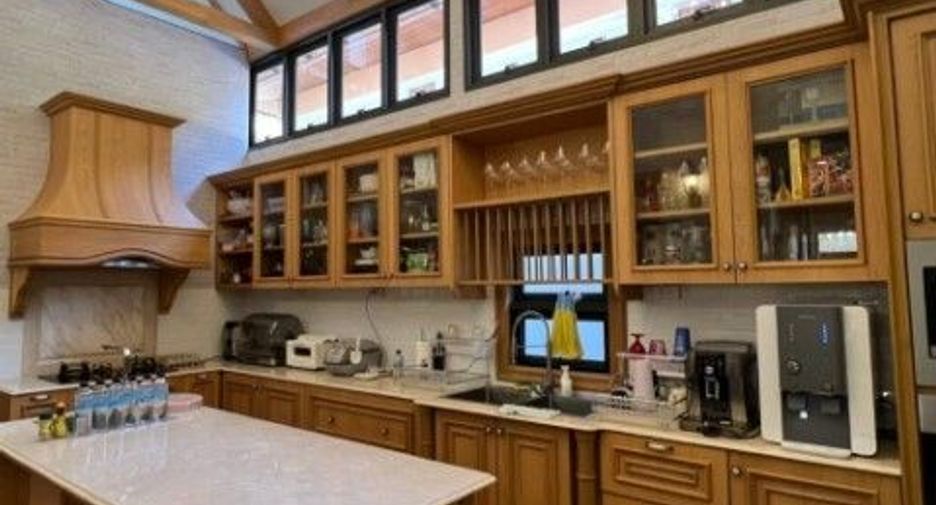 For sale 6 bedrooms townhouse in Lat Phrao, Bangkok