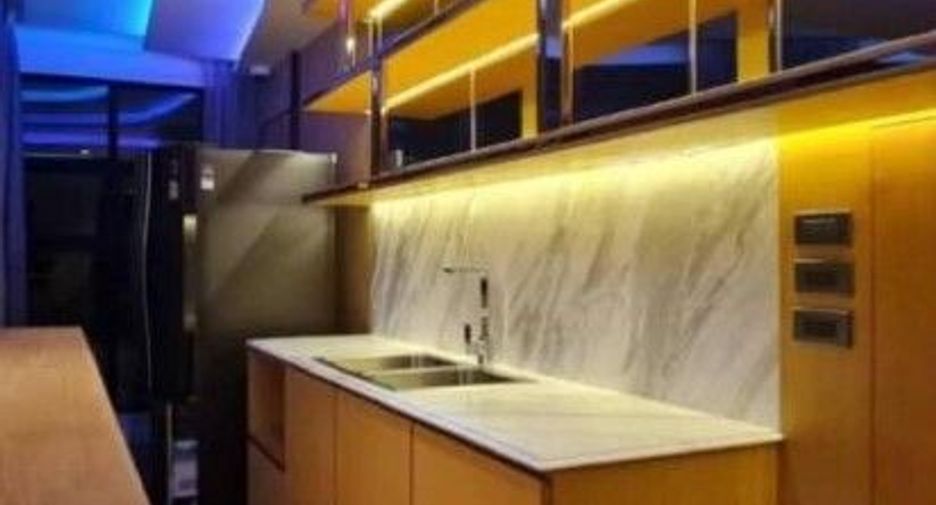 For sale 6 bedrooms townhouse in Lat Phrao, Bangkok