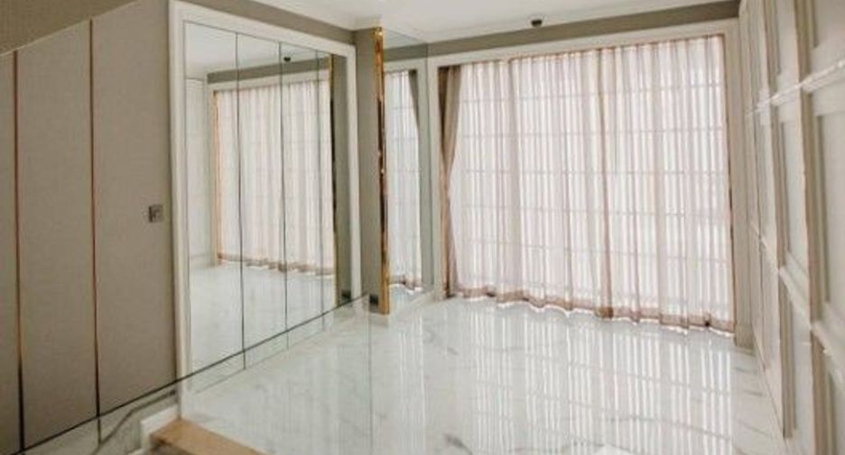 For sale 6 bedrooms townhouse in Lat Phrao, Bangkok