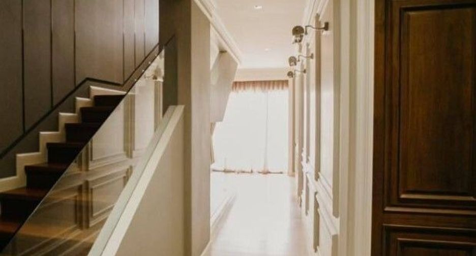 For sale 6 bedrooms townhouse in Lat Phrao, Bangkok