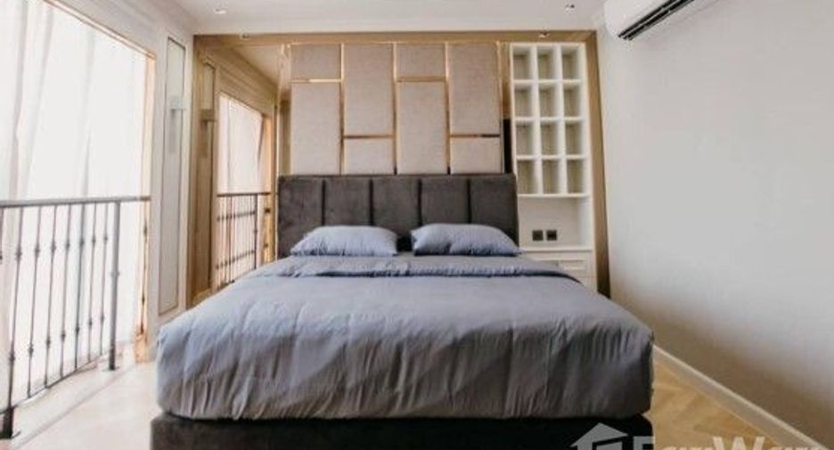 For sale 6 bedrooms townhouse in Lat Phrao, Bangkok