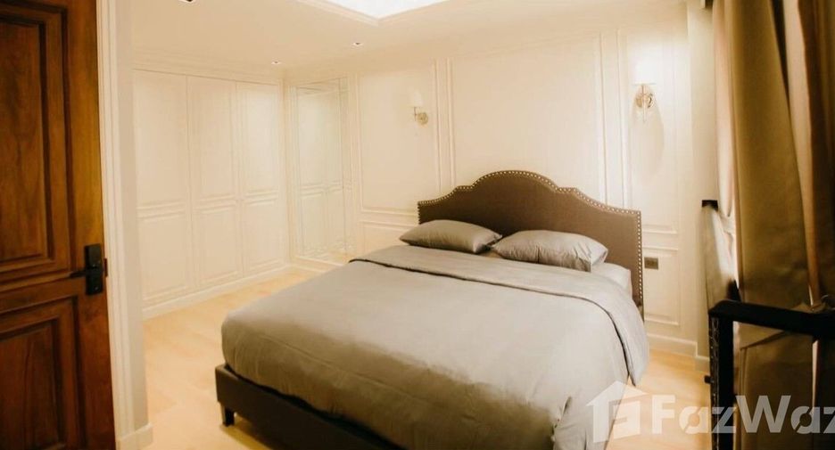 For sale 6 bedrooms townhouse in Lat Phrao, Bangkok