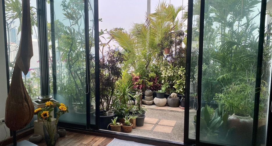 For sale 5 bedrooms condo in Khlong Toei, Bangkok