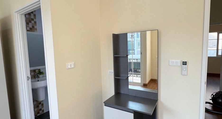 For rent 4 bedrooms townhouse in Mueang Chiang Mai, Chiang Mai