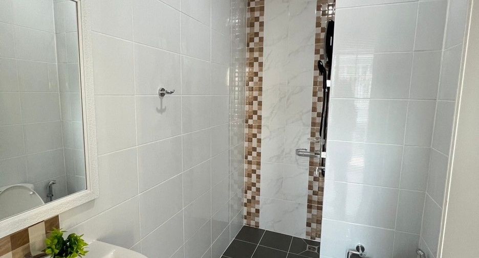 For rent 4 bedrooms townhouse in Mueang Chiang Mai, Chiang Mai