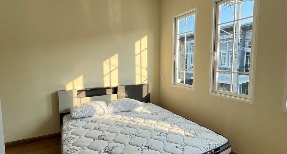 For rent 4 bedrooms townhouse in Mueang Chiang Mai, Chiang Mai