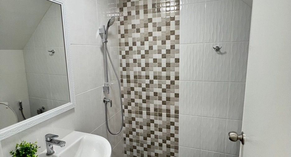 For rent 4 bedrooms townhouse in Mueang Chiang Mai, Chiang Mai