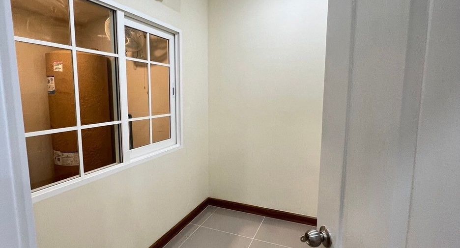 For rent 4 bedrooms townhouse in Mueang Chiang Mai, Chiang Mai