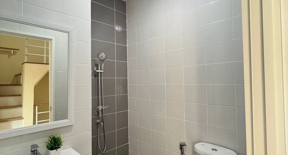 For rent 4 bedrooms townhouse in Mueang Chiang Mai, Chiang Mai