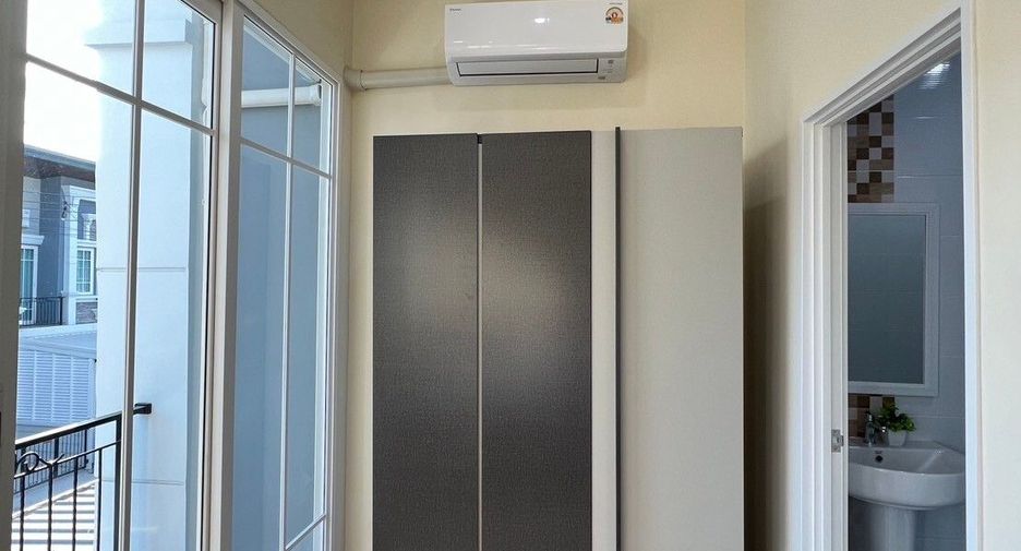 For rent 4 bedrooms townhouse in Mueang Chiang Mai, Chiang Mai