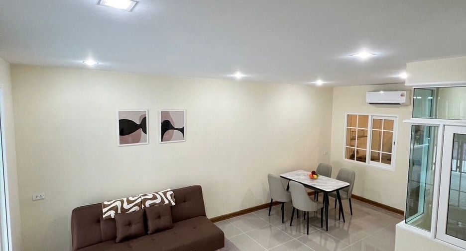 For rent 4 bedrooms townhouse in Mueang Chiang Mai, Chiang Mai