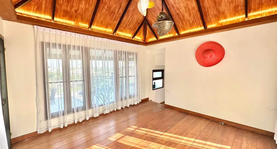 For sale 4 bedrooms condo in Mueang Chiang Mai, Chiang Mai