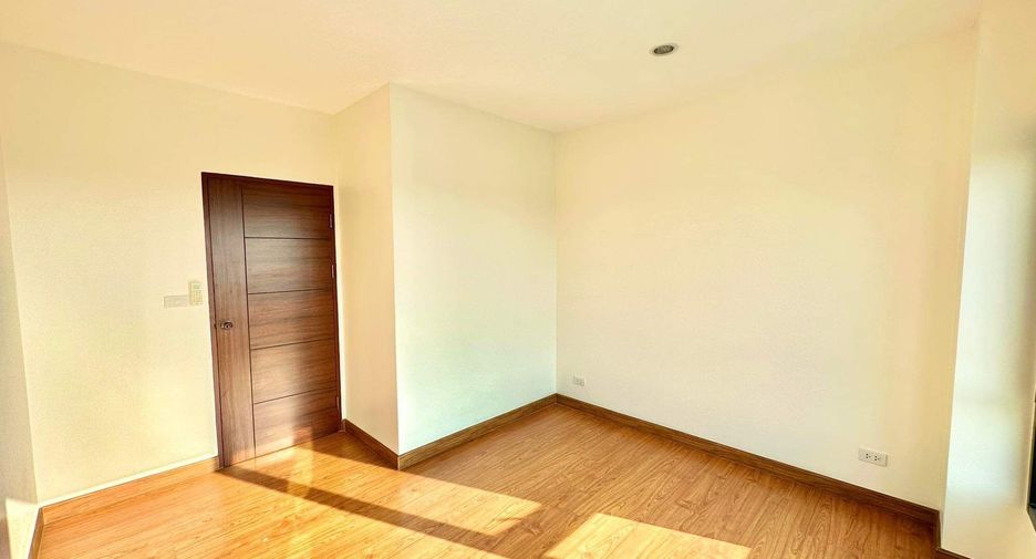 For sale 4 bedrooms condo in Mueang Chiang Mai, Chiang Mai