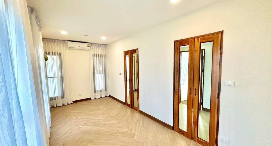 For sale 4 bedrooms condo in Mueang Chiang Mai, Chiang Mai