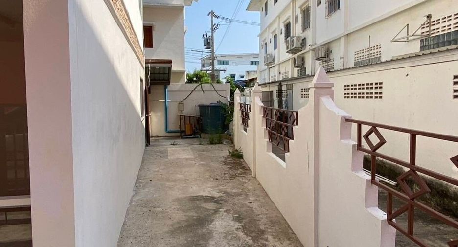 For rent 4 bedrooms townhouse in Hua Hin, Prachuap Khiri Khan