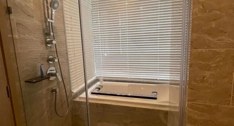 For sale 2 bedrooms condo in Huai Khwang, Bangkok