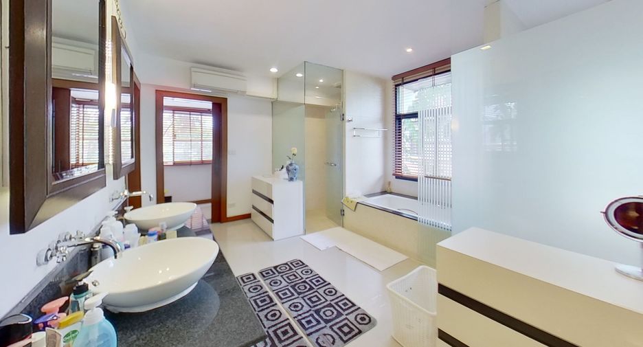 For sale 4 bedrooms villa in Mueang Chiang Mai, Chiang Mai