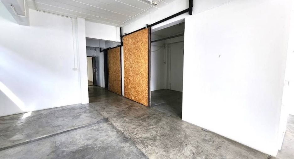 À vendre 4 chambres bureau à Huai Khwang, Bangkok