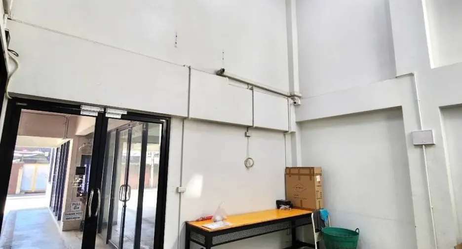 À vendre 4 chambres bureau à Huai Khwang, Bangkok