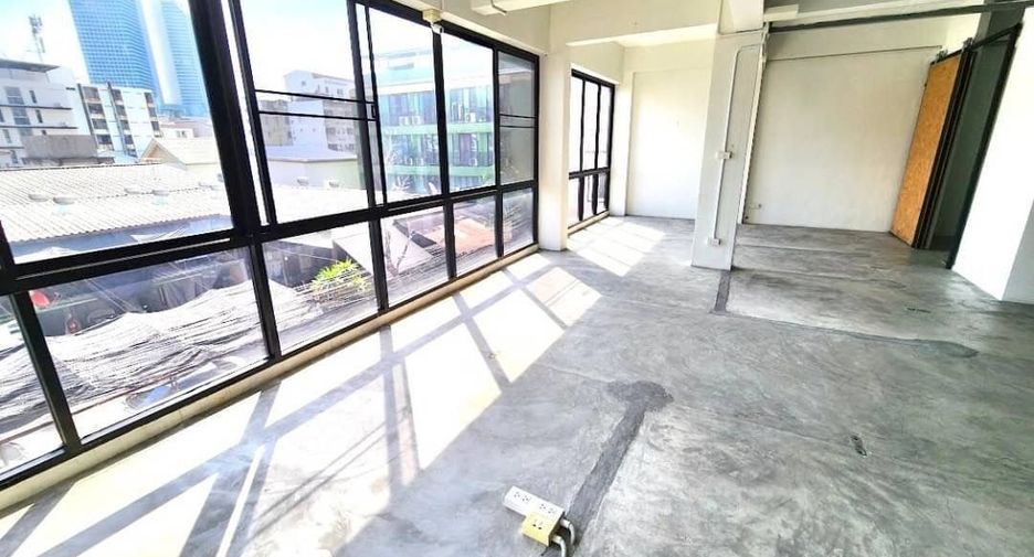 À vendre 4 chambres bureau à Huai Khwang, Bangkok
