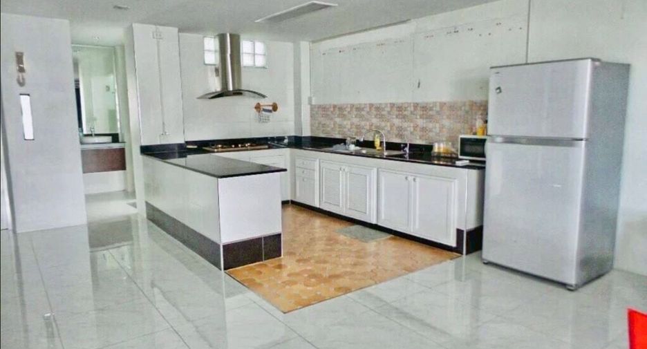 Oficina en venta de 4 habitaciones en Huai Khwang, Bangkok