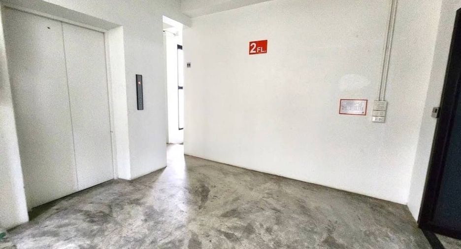 À vendre 4 chambres bureau à Huai Khwang, Bangkok
