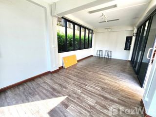 À vendre 4 chambres bureau à Huai Khwang, Bangkok