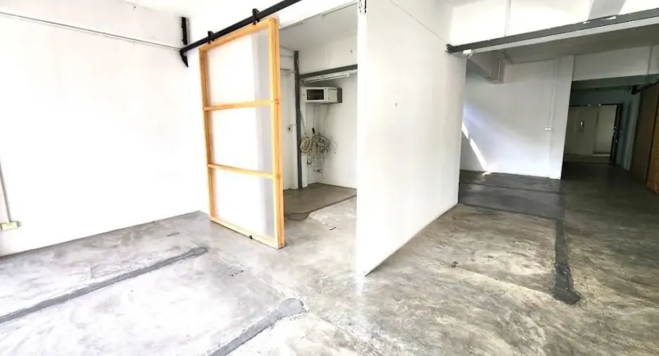 À vendre 4 chambres bureau à Huai Khwang, Bangkok