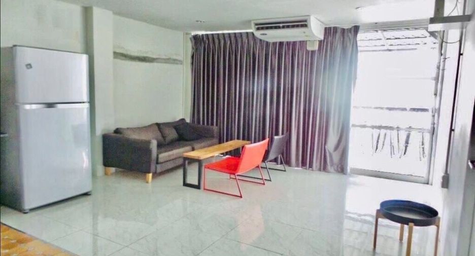À vendre 4 chambres bureau à Huai Khwang, Bangkok