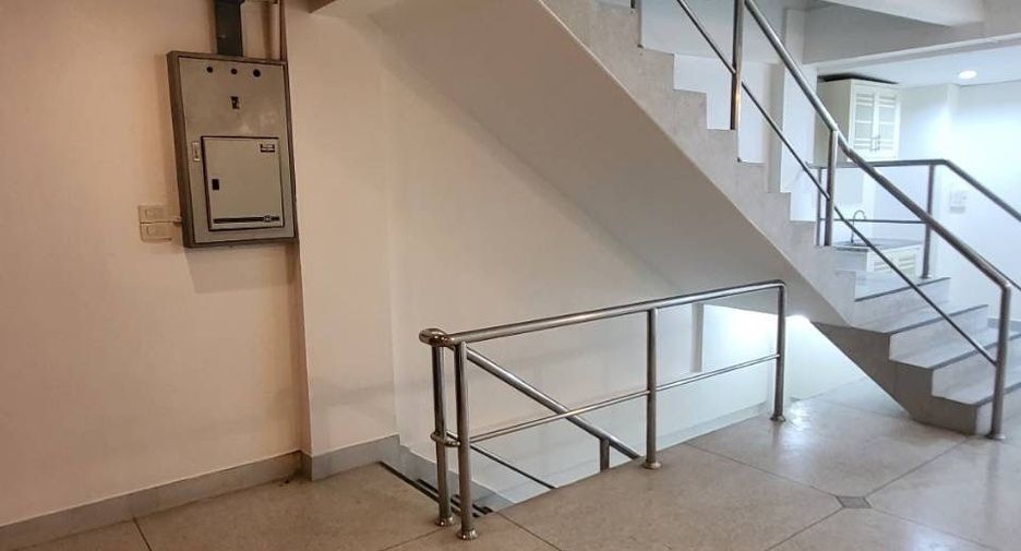 For sale and for rent 10 bedrooms retail Space in Bang Na, Bangkok