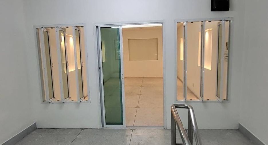 For sale and for rent 10 bedrooms retail Space in Bang Na, Bangkok