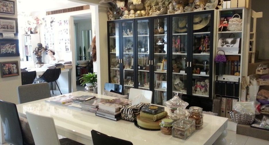 For sale 5 bedrooms house in Watthana, Bangkok