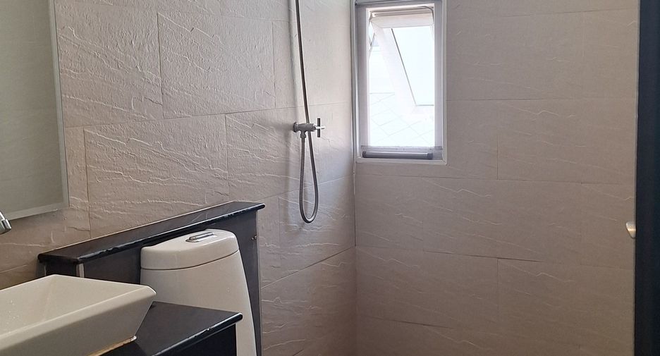 Casa adosada en venta de 2 habitaciones en Bang Lamung, Chonburi