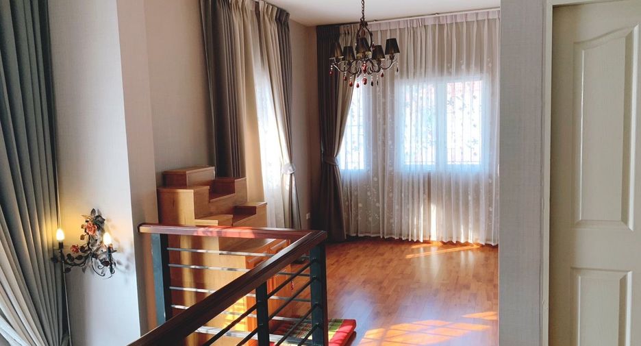 For sale 3 bedrooms house in Bang Kapi, Bangkok