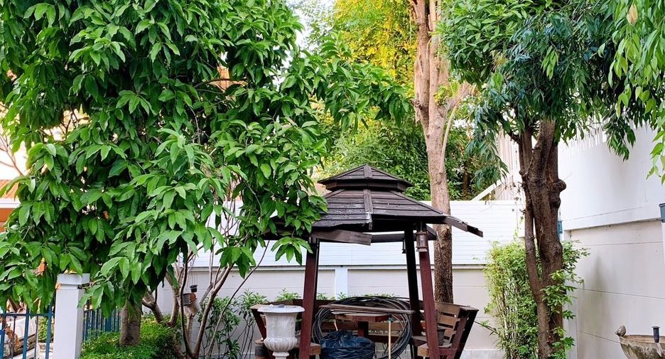 For sale 3 bedrooms house in Bang Kapi, Bangkok