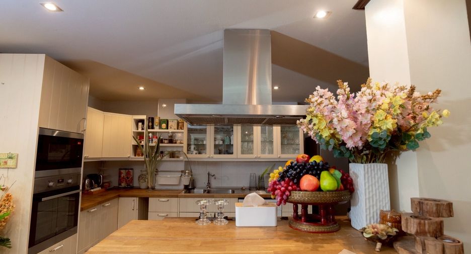 For sale 4 bedrooms villa in Mueang Buriram, Buriram