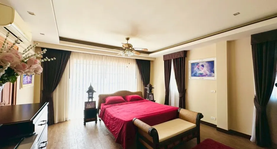For sale 4 bedrooms villa in Mueang Buriram, Buriram