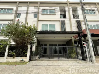 For sale 3 bedrooms townhouse in Phra Khanong, Bangkok