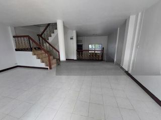 Casa adosada en alquiler de 3 habitaciones en Si Racha, Chonburi