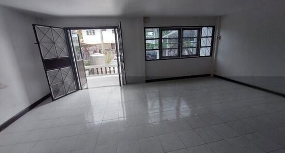 For rent 3 bedrooms townhouse in Si Racha, Chonburi
