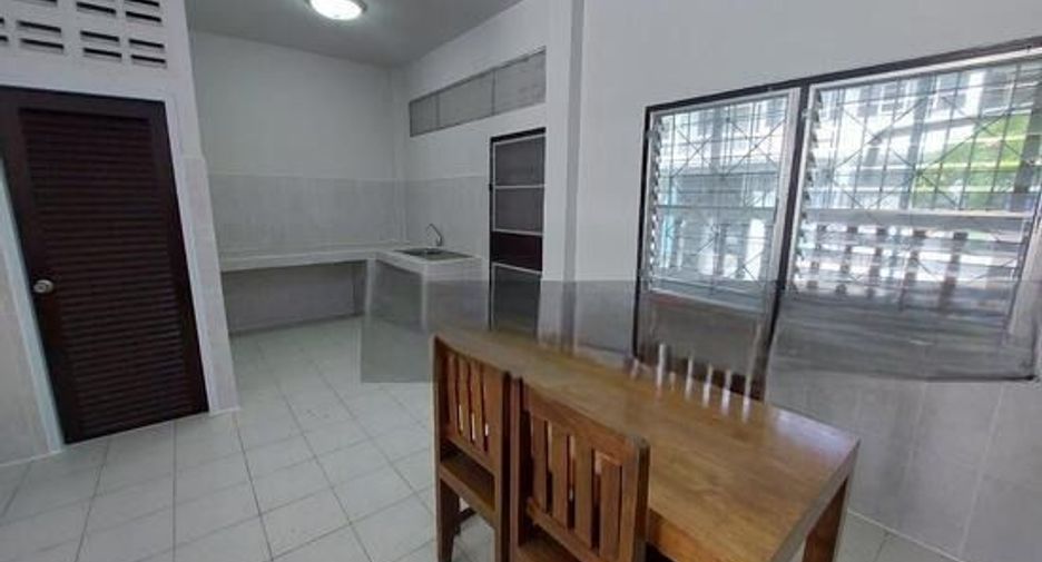 For rent 3 bedrooms townhouse in Si Racha, Chonburi