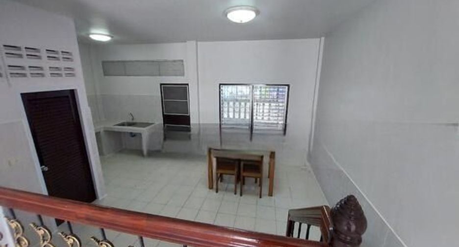 For rent 3 bedrooms townhouse in Si Racha, Chonburi