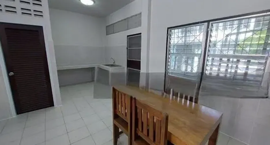 For rent 3 bedrooms townhouse in Si Racha, Chonburi