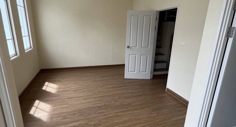 For rent 4 bedrooms townhouse in Mueang Chiang Mai, Chiang Mai