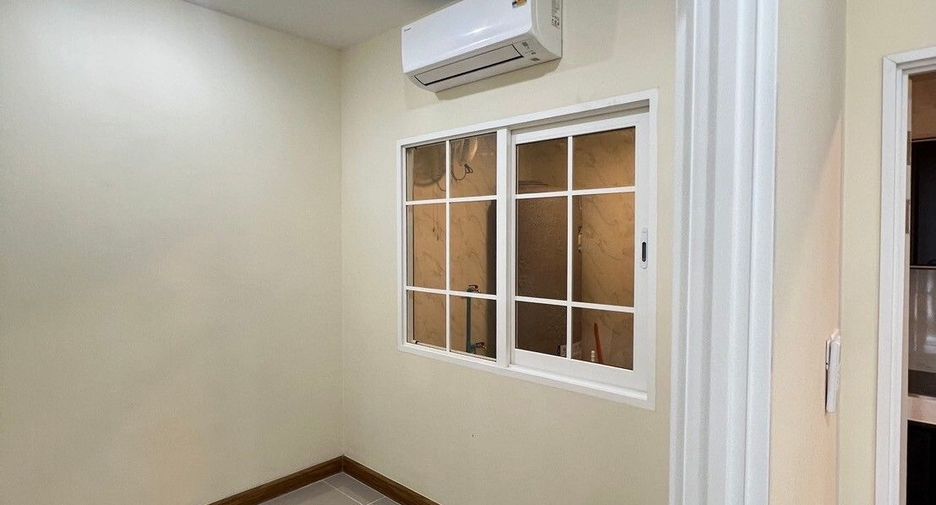 For rent 4 bedrooms townhouse in Mueang Chiang Mai, Chiang Mai