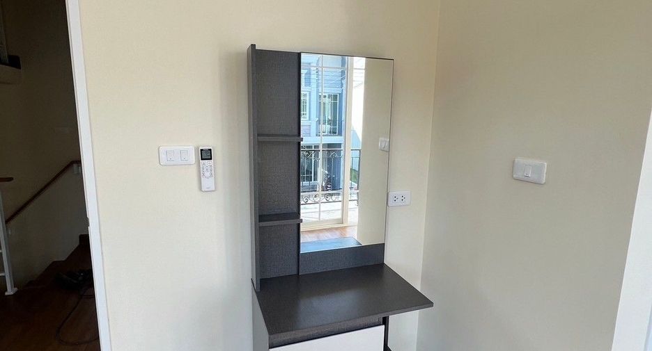 For rent 4 bedrooms townhouse in Mueang Chiang Mai, Chiang Mai