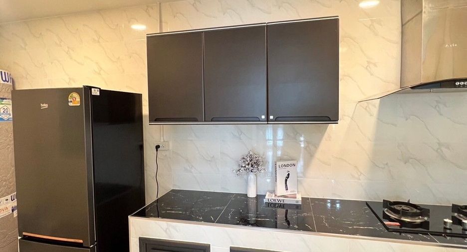 For rent 4 bedrooms townhouse in Mueang Chiang Mai, Chiang Mai