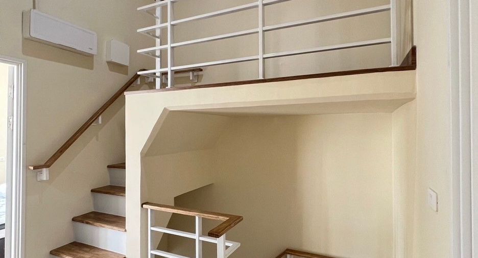 For rent 4 bedrooms townhouse in Mueang Chiang Mai, Chiang Mai