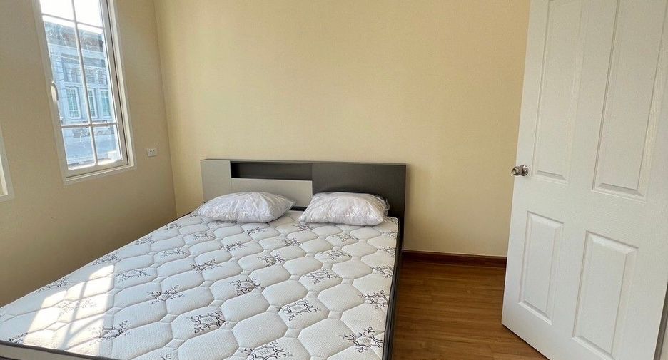 For rent 4 bedrooms townhouse in Mueang Chiang Mai, Chiang Mai