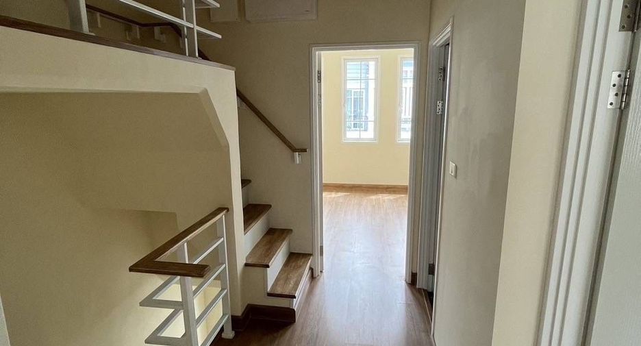 For rent 4 bedrooms townhouse in Mueang Chiang Mai, Chiang Mai
